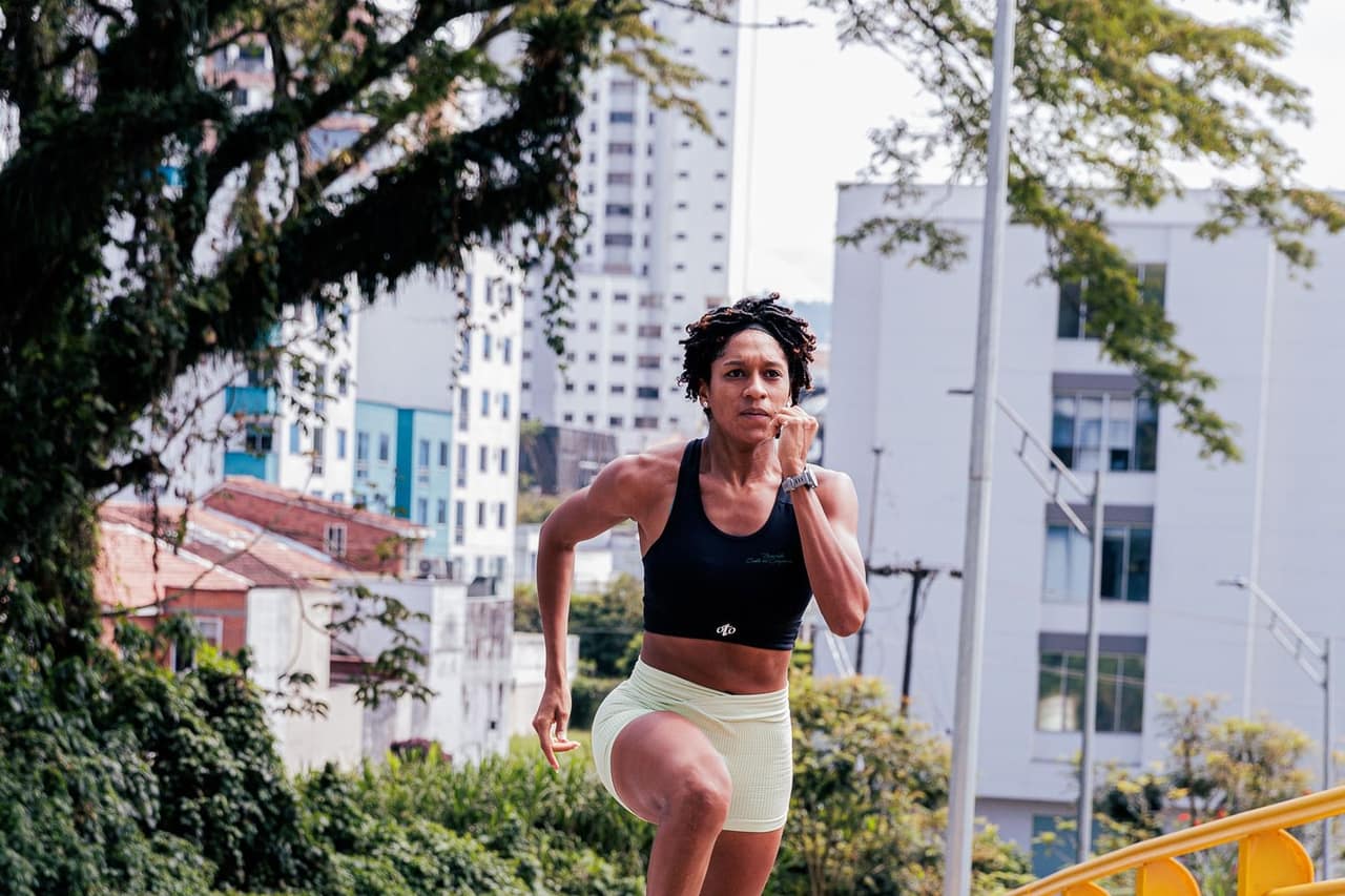 Atleta joven corriendo en la ciudad