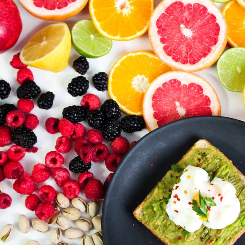 Frutos rojos, cítricos y tostada de aguacate con huevo