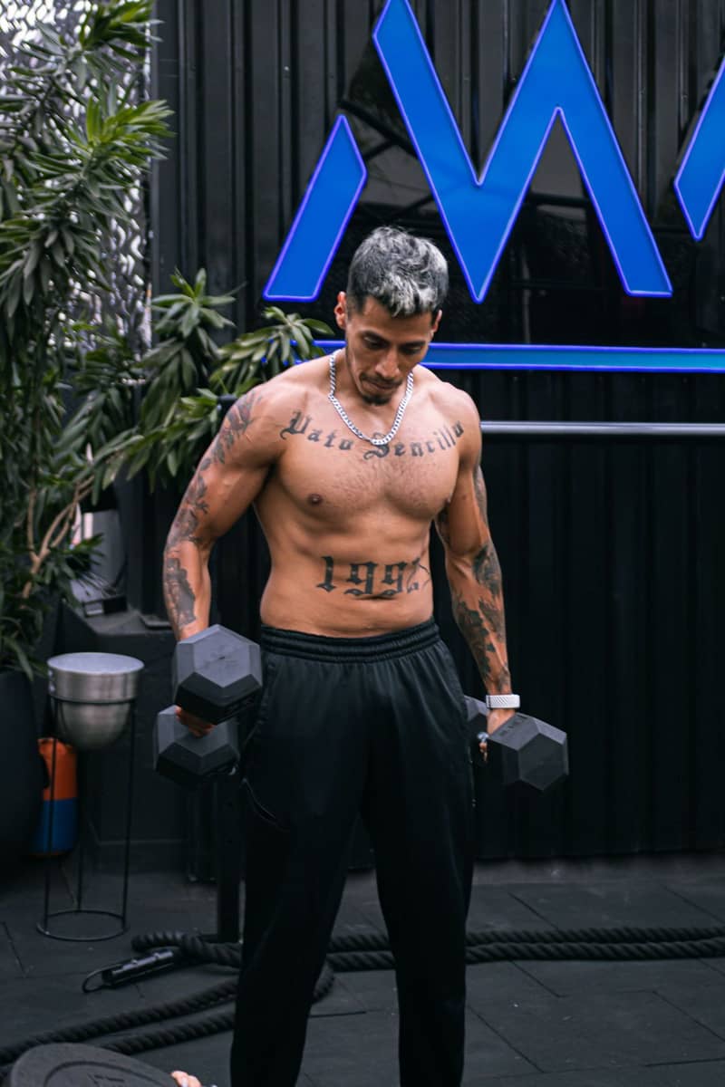 Hombre levantando pesas en el gimnasio