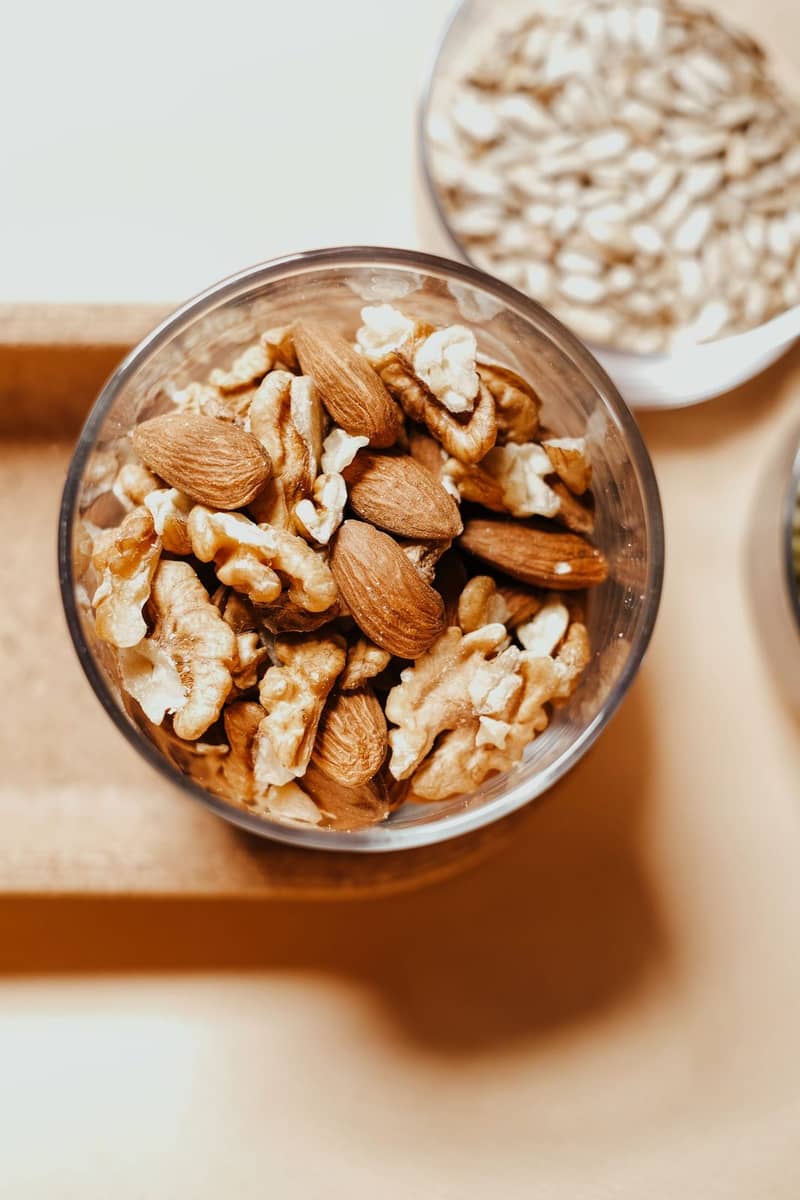 Almendras y nueces ricas en magnesio en un tazón