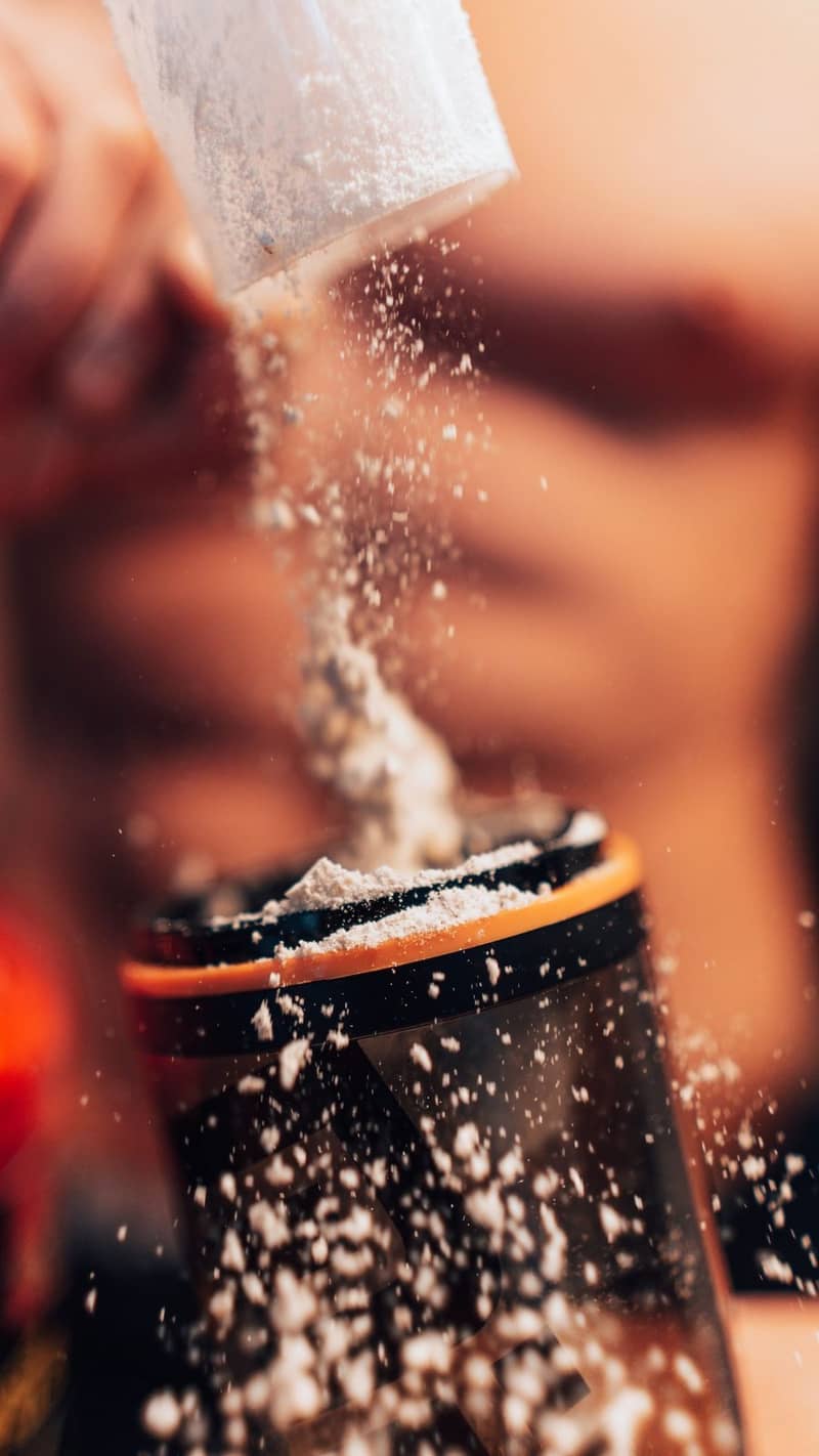 Proteína en polvo siendo servida en un shaker