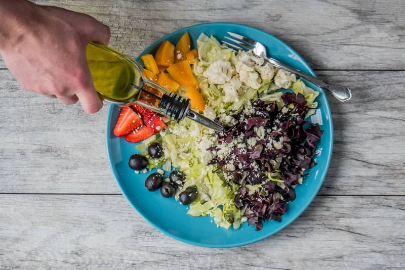 Ensalada de vegetales frescos con aceite de oliva