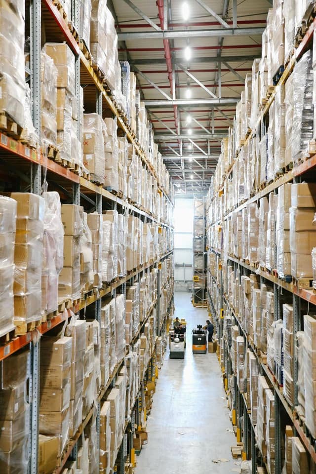Estantería de bodega con productos organizados