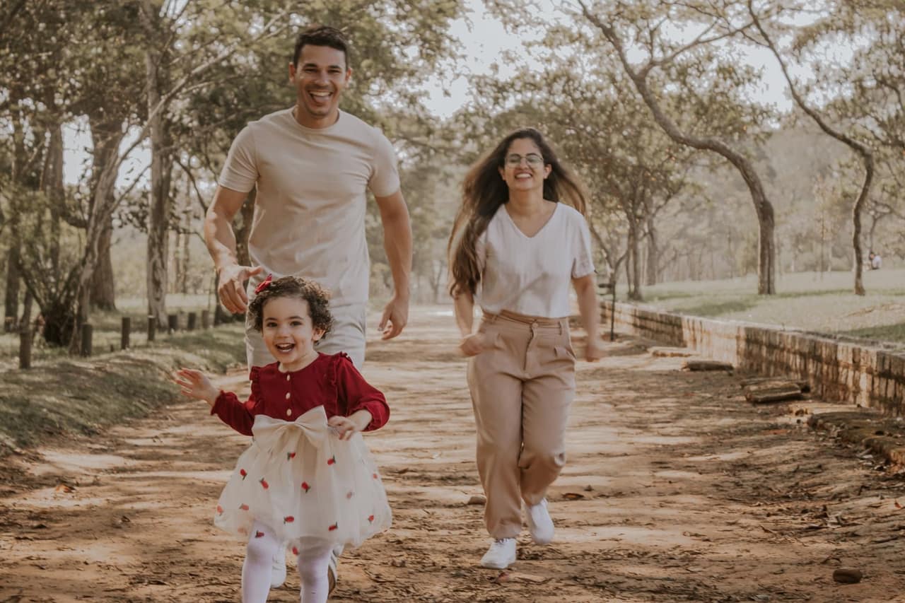 Familia compartiendo la mesa